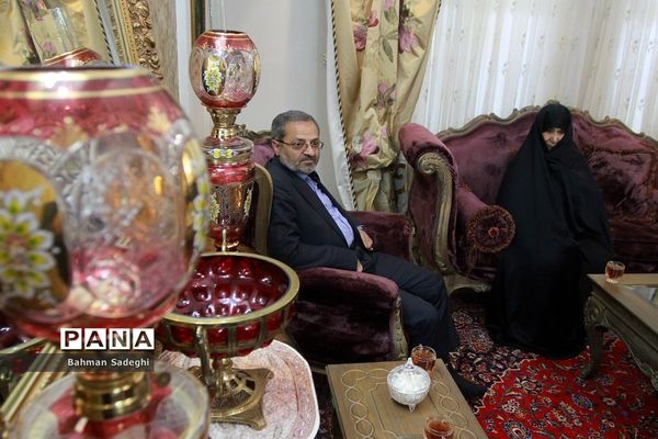 دیدار معاون پرورشی و فرهنگی وزارت آموزش و پرورش با خانواده شهیدان قمی و مظفر