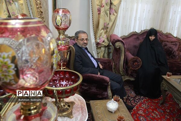 دیدار معاون پرورشی و فرهنگی وزارت آموزش و پرورش با خانواده شهیدان قمی و مظفر