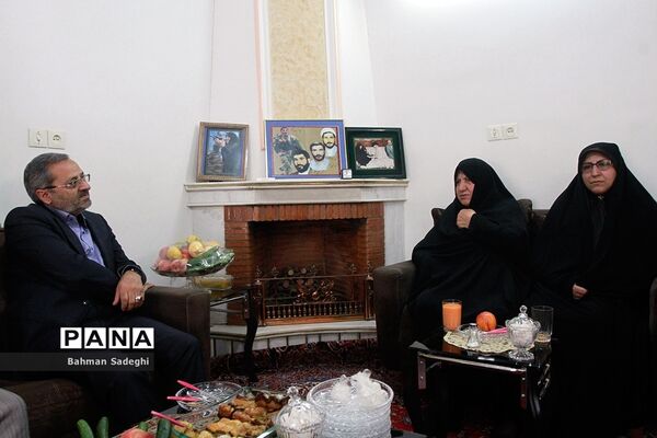 دیدار معاون پرورشی و فرهنگی وزارت آموزش و پرورش با خانواده شهیدان قمی و مظفر