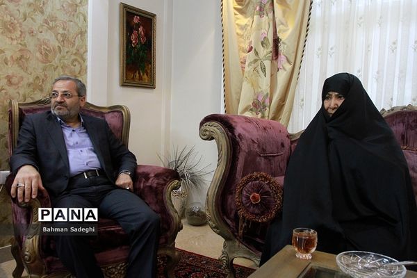 دیدار معاون پرورشی و فرهنگی وزارت آموزش و پرورش با خانواده شهیدان قمی و مظفر