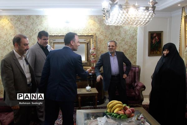 دیدار معاون پرورشی و فرهنگی وزارت آموزش و پرورش با خانواده شهیدان قمی و مظفر