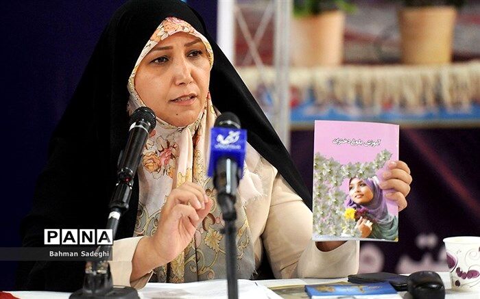مینایی‌پور: نقش و سیمای مطلوب زن در کتب درسی بررسی می‌شود