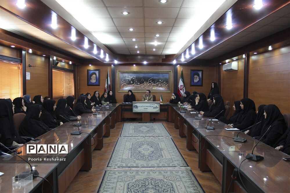 دیدار مدیرکل آموزش و پرورش فارس  با بانوان شاغل  این اداره