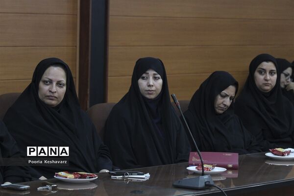دیدار مدیرکل آموزش و پرورش فارس  با بانوان شاغل  این اداره