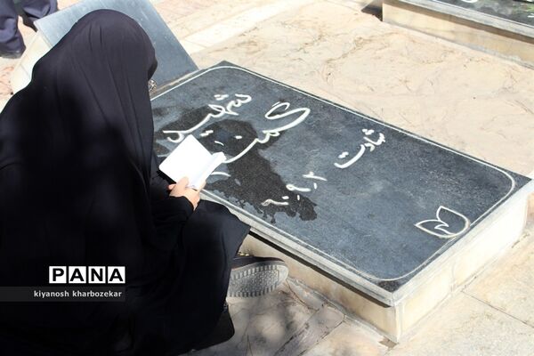 آیین غبار روبی مزار شهدا به مناسبت گرامیداشت هفته دفاع مقدس در ارومیه