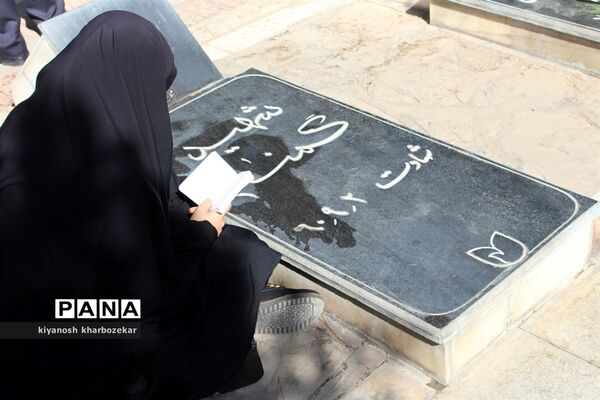 آیین غبار روبی مزار شهدا به مناسبت گرامیداشت هفته دفاع مقدس در ارومیه