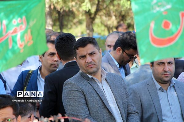 آیین غبار روبی مزار شهدا به مناسبت گرامیداشت هفته دفاع مقدس در ارومیه
