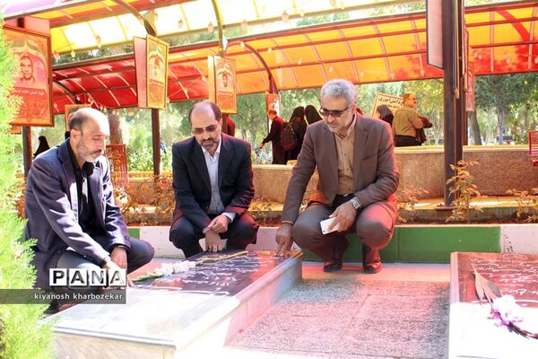 آیین غبار روبی مزار شهدا به مناسبت گرامیداشت هفته دفاع مقدس در ارومیه
