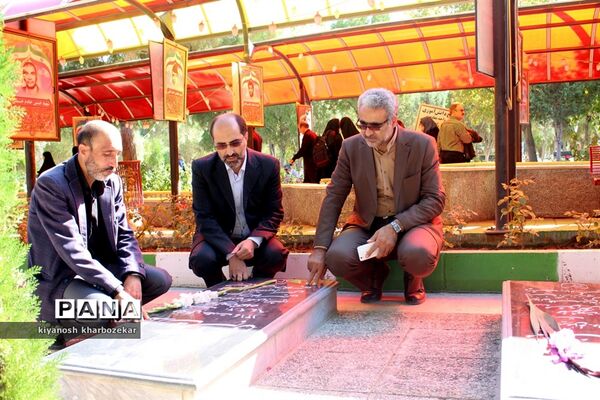 آیین غبار روبی مزار شهدا به مناسبت گرامیداشت هفته دفاع مقدس در ارومیه