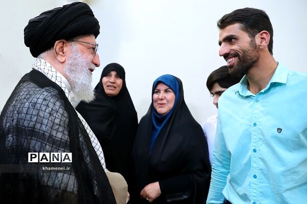 دیدار نویسنده و راوی کتاب «فرنگیس» با مقام معظم رهبری