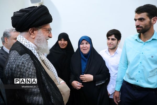 دیدار نویسنده و راوی کتاب «فرنگیس» با مقام معظم رهبری