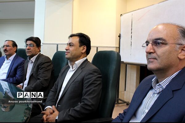 اولین نشست شورای دبیران دبیرستان پسرانه استعدادهای درخشان  شهید صدوقی دوره دوم ناحیه 2 یزد
