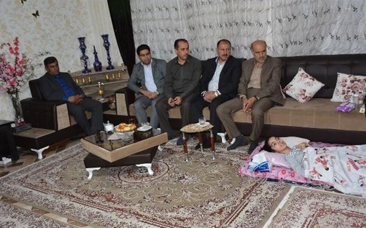 کمک هزینه درمانی 100 میلیون تومانی بیمه معلم به دانش آموز سنندجی اعطا شد