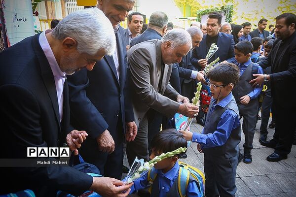 نواختن زنگ مهر در مدرسه ناشنوایان باغچه‌بان