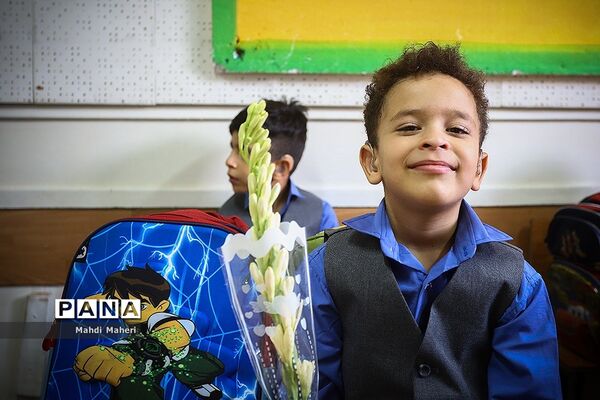نواختن زنگ مهر در مدرسه ناشنوایان باغچه‌بان