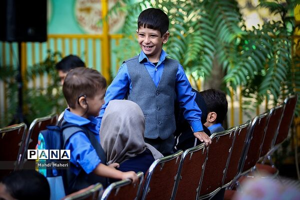 نواختن زنگ مهر در مدرسه ناشنوایان باغچه‌بان