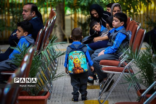 نواختن زنگ مهر در مدرسه ناشنوایان باغچه‌بان