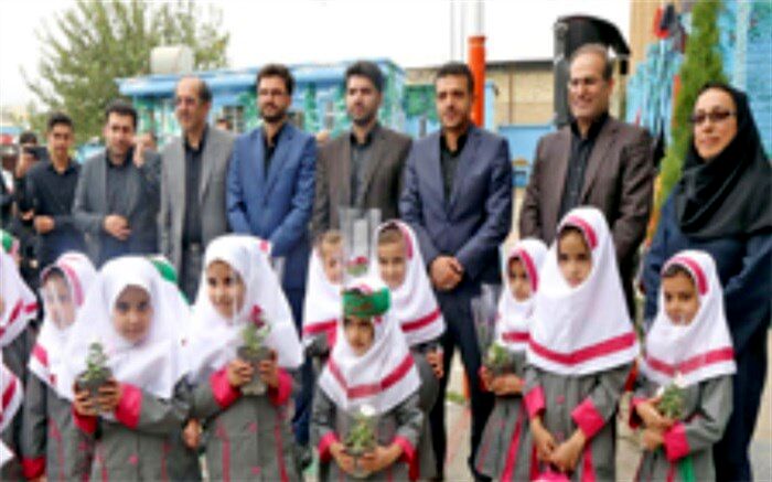 استقبال از نوآموزان دبستان علاقبندیان همدان  با اهدای گل