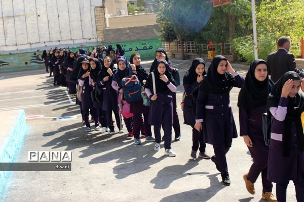 نواختن زنگ مهر و ایثار و مقاومت در مدارس کهگیلویه و بویراحمد ـ دبیرستان دخترانه شاهد یاسوج