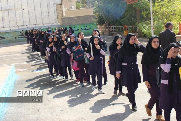 نواختن زنگ مهر و ایثار و مقاومت در مدارس کهگیلویه و بویراحمد ـ دبیرستان دخترانه شاهد یاسوج
