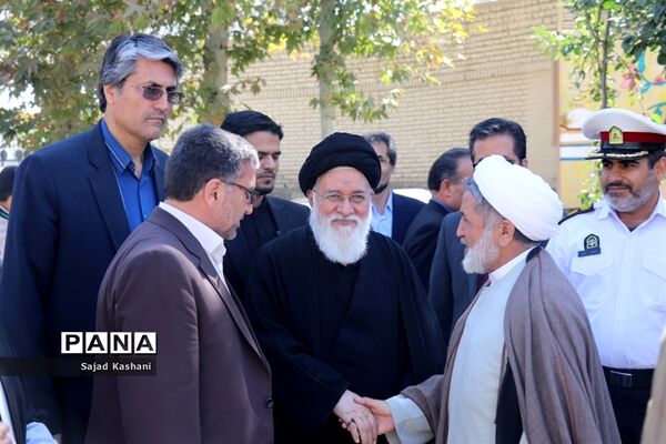 آیین نواختن زنگ اقامه نماز در دبیرستان هاشمی نژاد 4 مشهد