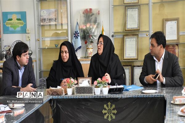 جلسه رابطین پژوهشی دبیرستان‌های استعدادهای درخشان دوره اول و دوم استان یزد با رئیس اداره استعدادهای درخشان