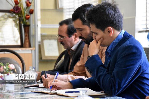 جلسه رابطین پژوهشی دبیرستان‌های استعدادهای درخشان دوره اول و دوم استان یزد با رئیس اداره استعدادهای درخشان