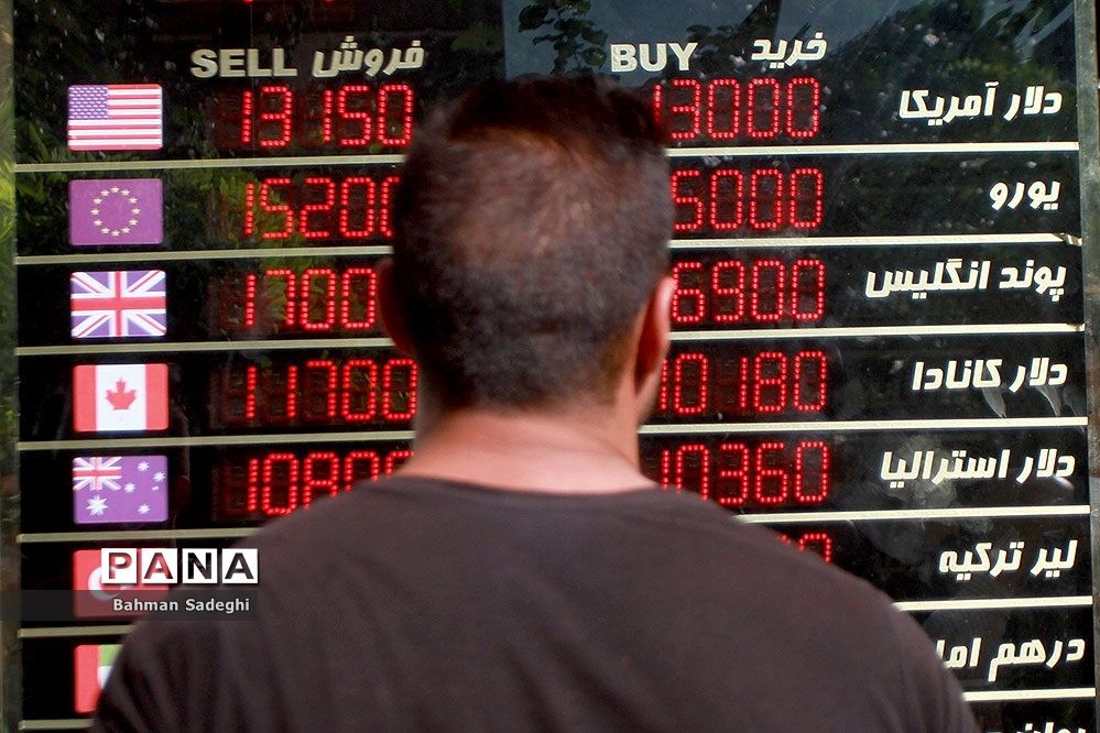 کارشناس مسائل اقتصادی :‌ خرید ارز نباید در قیمت‌های هیجانی انجام شود