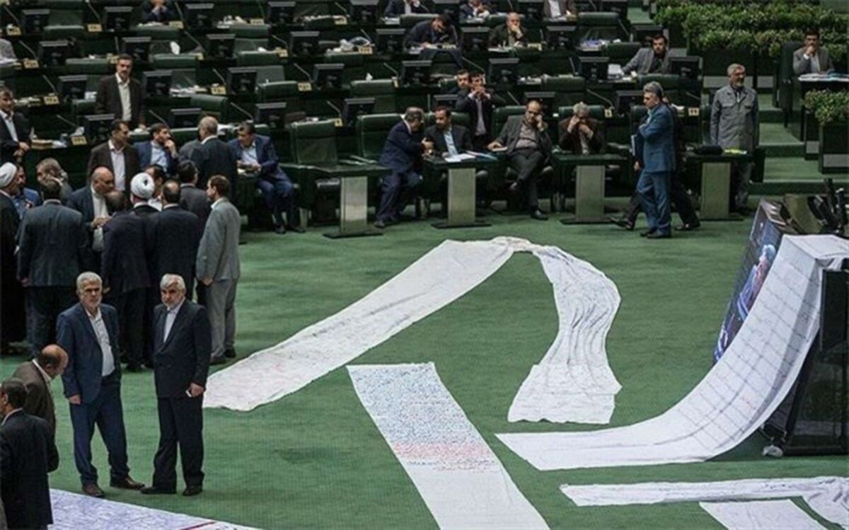 ماجرای پیامک‌های‌عجیبی که برای نمایندگان فرستاده شد +عکس