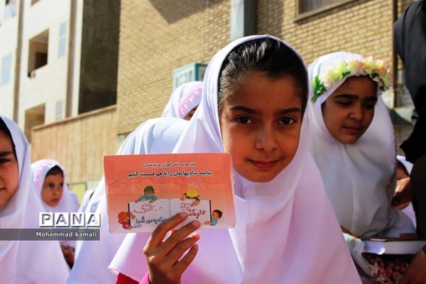 جشن عاطفه‌ها در دبستان حضرت زینب(س) محلات