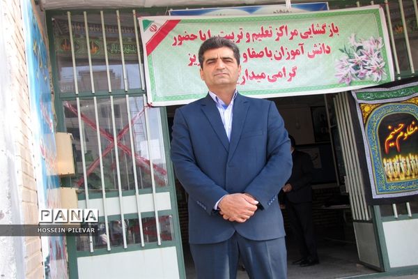 جشن عاطفه‌ها دردبیرستان شهید نواب صفوی شهرستان بیرجند