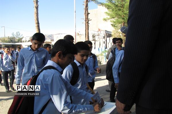 جشن عاطفه‌ها دردبیرستان شهید نواب صفوی شهرستان بیرجند