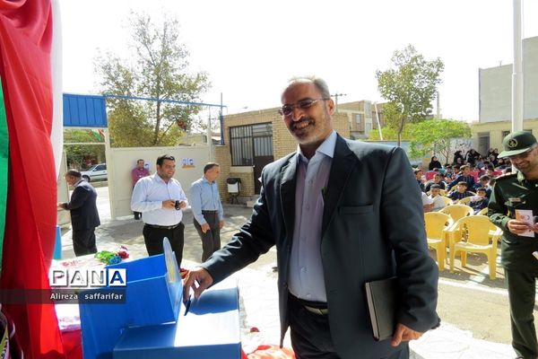 نواخته شدن زنگ  عاطفه‌ها در اردستان