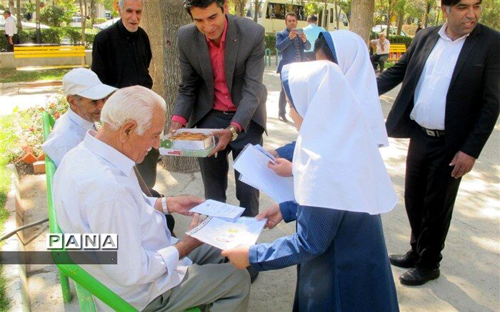 تکریم سالمندان توسط دانش آموزان سما شیروان