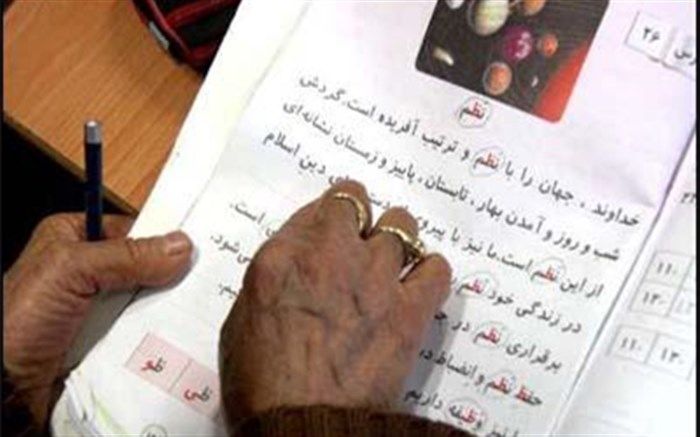 رئیس کمیسیون اجتماعی مجلس: هزینه برای معضل بی‌سوادی صرفه‌جویی در هزینه‌های دیگر است