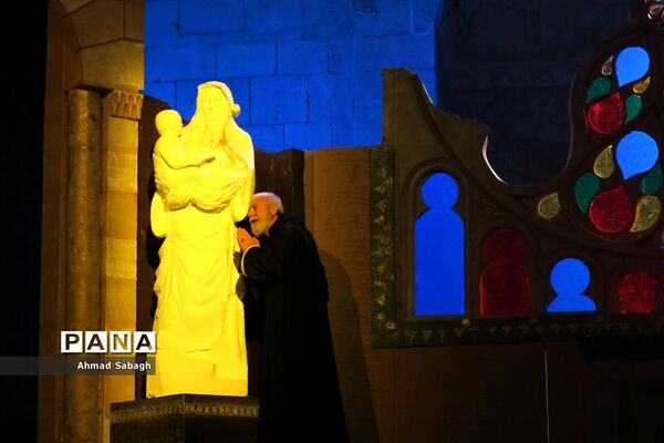 اجرای نمایش «خورشید از حلب طلوع می کند»