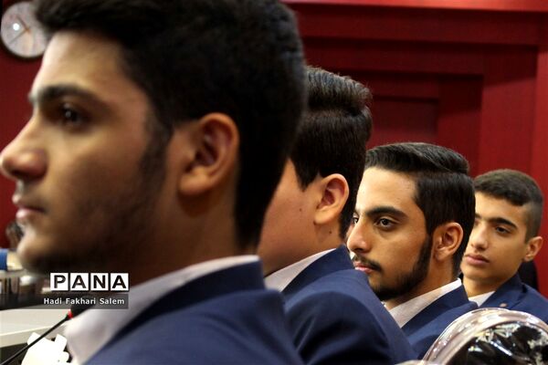 نشست نمایندگان مجلس دانش‌آموزی با مدیر‌کل آموزش و پرورش شهرستان‌های استان تهران
