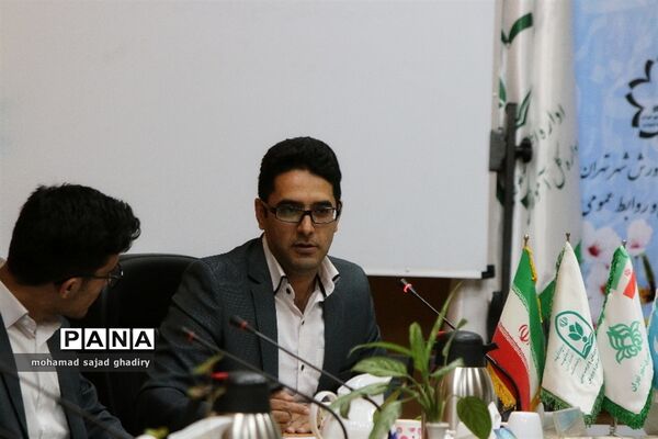 نشست نمایندگان مجلس دانش‌آموزی با مدیر‌کل آموزش و پرورش شهر تهران