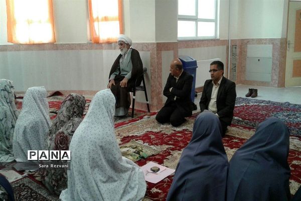 برگزاری نماز جماعت با حضور ائمه جمعه اسلامشهر و احمد آباد مستوفی در واحدهای آموزشی