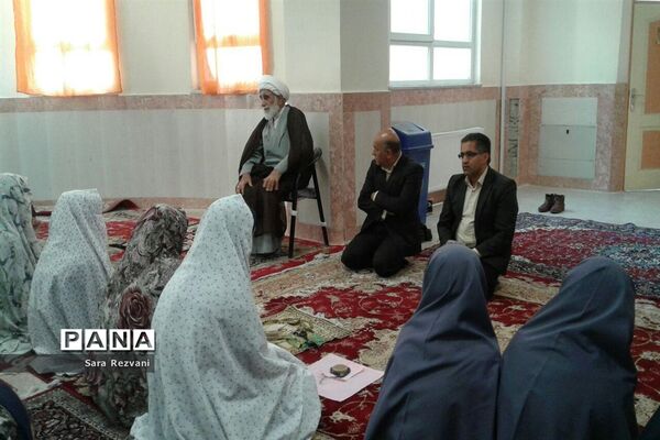برگزاری نماز جماعت با حضور ائمه جمعه اسلامشهر و احمد آباد مستوفی در واحدهای آموزشی
