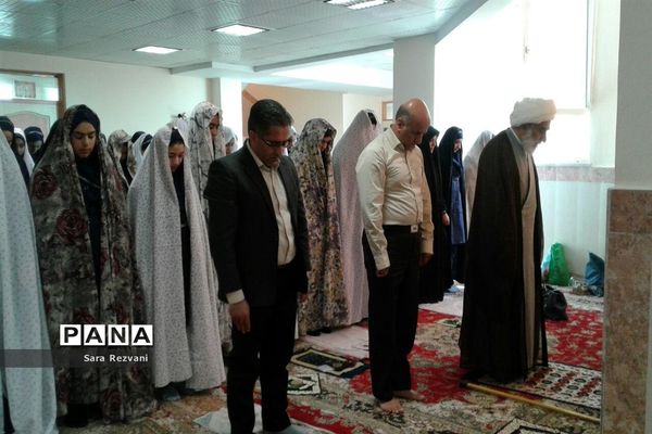 برگزاری نماز جماعت با حضور ائمه جمعه اسلامشهر و احمد آباد مستوفی در واحدهای آموزشی