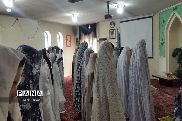 برگزاری نماز جماعت با حضور ائمه جمعه اسلامشهر و احمد آباد مستوفی در واحدهای آموزشی