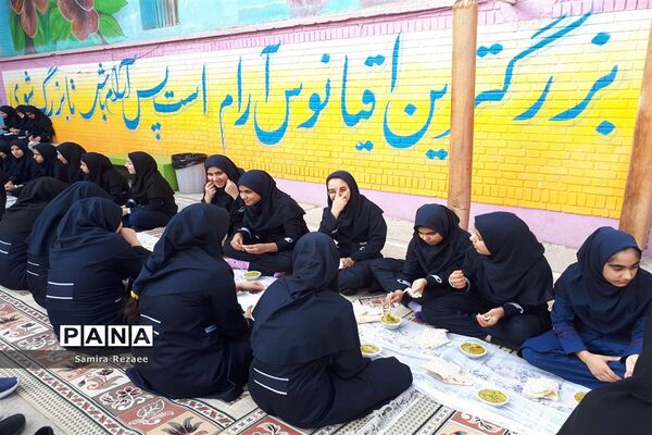 توزیع آش نذری به مناسبت شهادت حضرت رقیه (س)  در مدارس شیراز