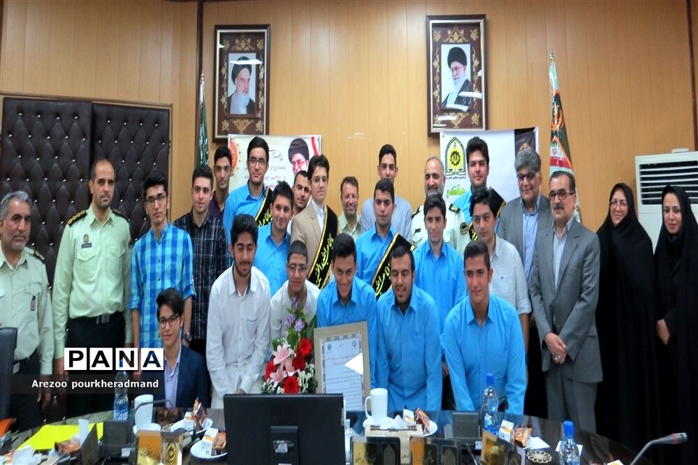 دیدار جمعی از مدال آوران و نخبگان مدارس  پسرانه تیزهوشان یزد با فرمانده نیروی انتظامی استان