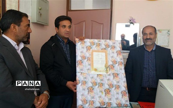 قدردانی از خیر کاشمری در دبستان روستای فروتقه