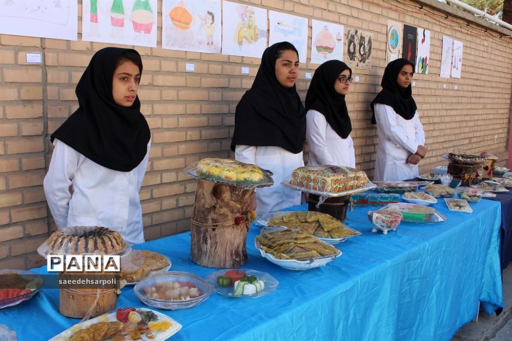 جشنواره غذای سالم در هنرستان رسالت بیرجند