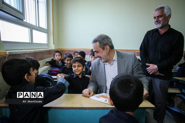 بازدید وزیر آموزش و پرورش از مدارس منطقه جوادآباد و افتتاح مدرسه اتباع