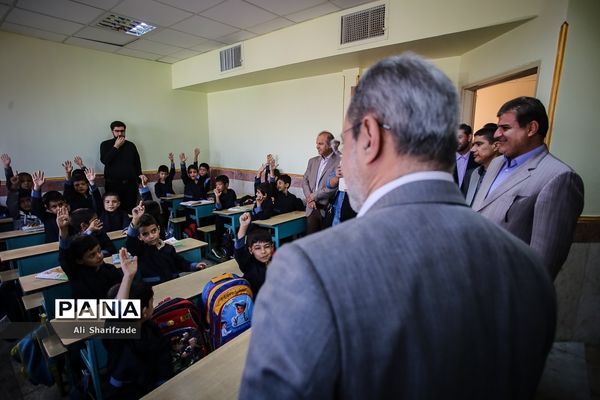 بازدید وزیر آموزش و پرورش از مدارس منطقه جوادآباد و افتتاح مدرسه اتباع