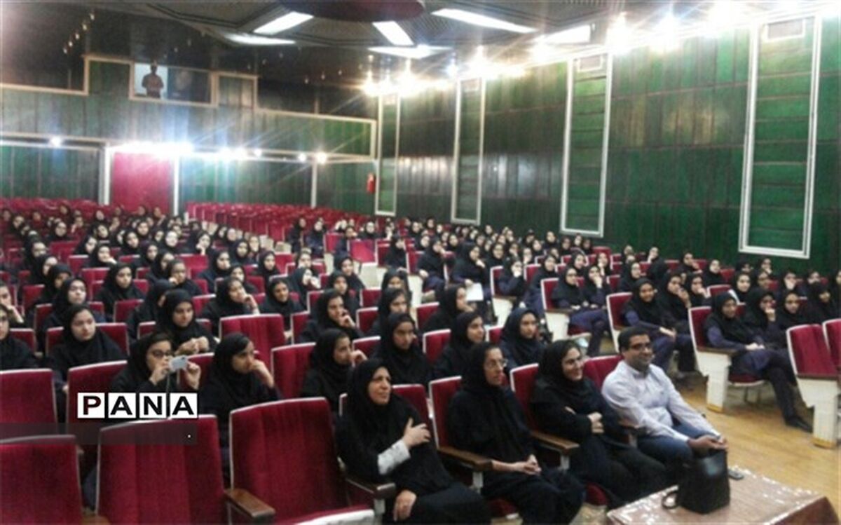 سخنرانی پیرامون هوش مصنوعی در دبیرستان استعدادهای درخشان فرزانگان دوره دوم