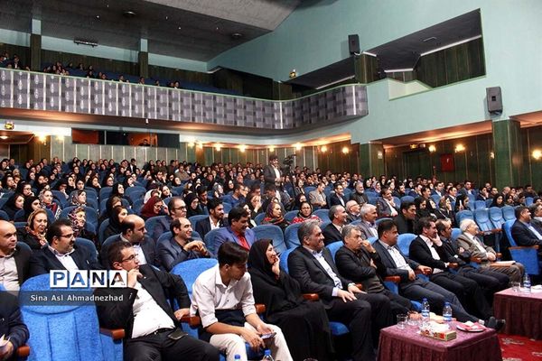 همایش خشونت علیه زنان در تالار پتروشیمی